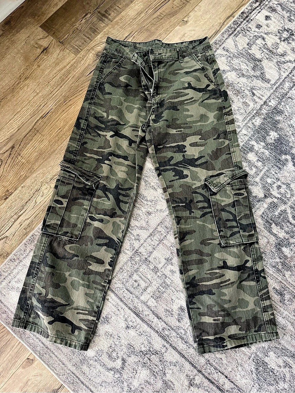 SHEIN Camo Cargo Pants in Green & Black Size Small Like New